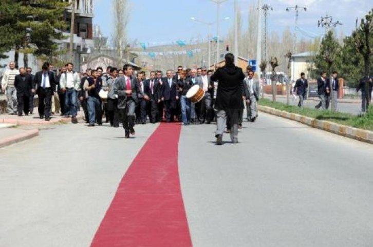 Şener'in yoluna1.5 km kırmızı halı serdiler - Resim 4