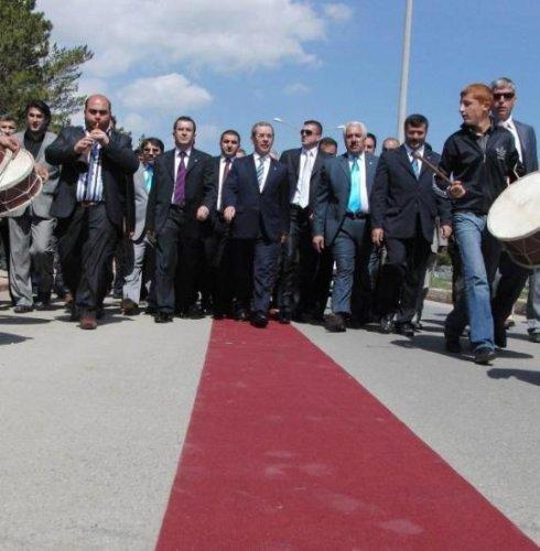 Şener'in yoluna1.5 km kırmızı halı serdiler - Resim 8