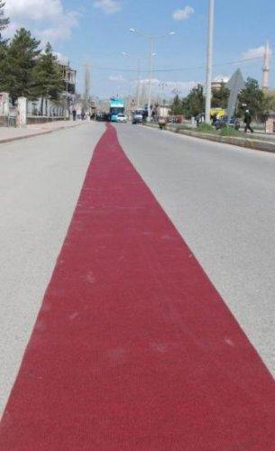 Şener'in yoluna1.5 km kırmızı halı serdiler - Resim 1