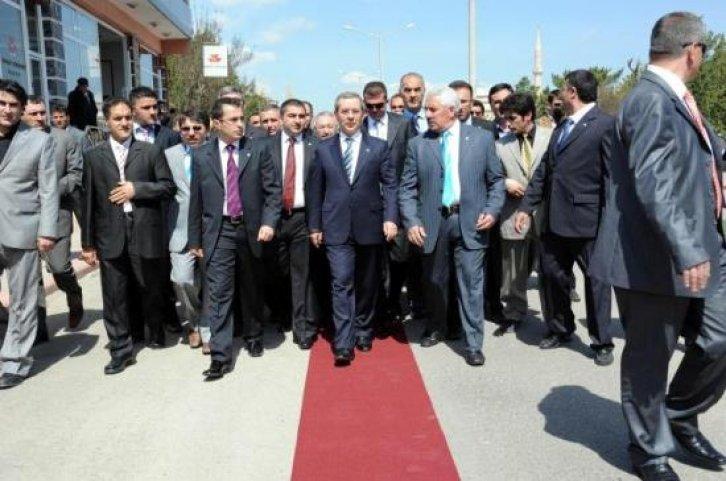 Şener'in yoluna1.5 km kırmızı halı serdiler - Resim 6
