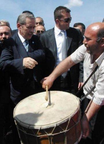 Şener'in yoluna1.5 km kırmızı halı serdiler - Resim 9