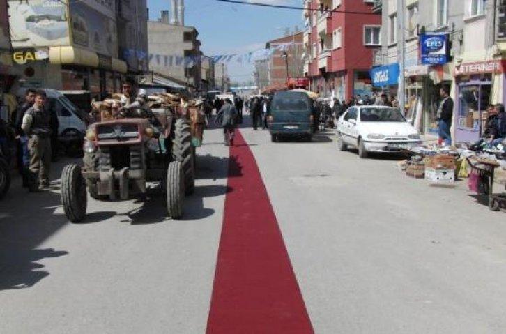 Şener'in yoluna1.5 km kırmızı halı serdiler - Resim 2