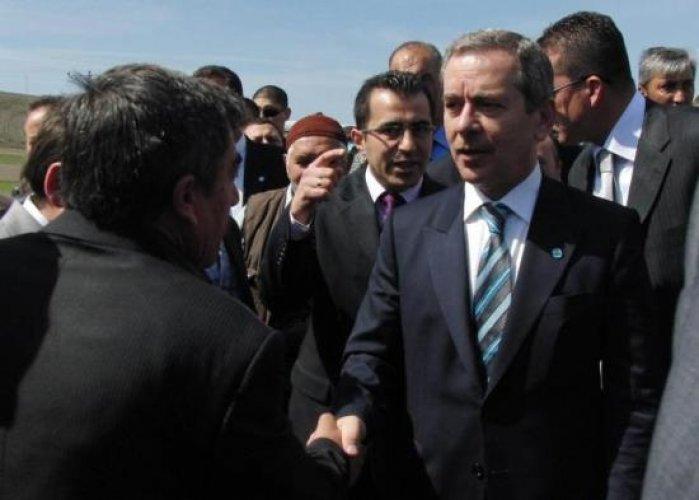 Şener'in yoluna1.5 km kırmızı halı serdiler - Resim 10