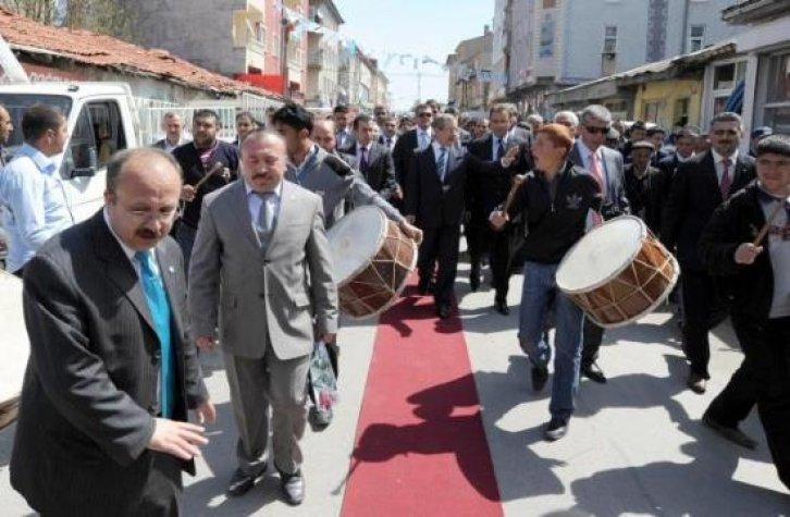 Şener'in yoluna1.5 km kırmızı halı serdiler - Resim 5