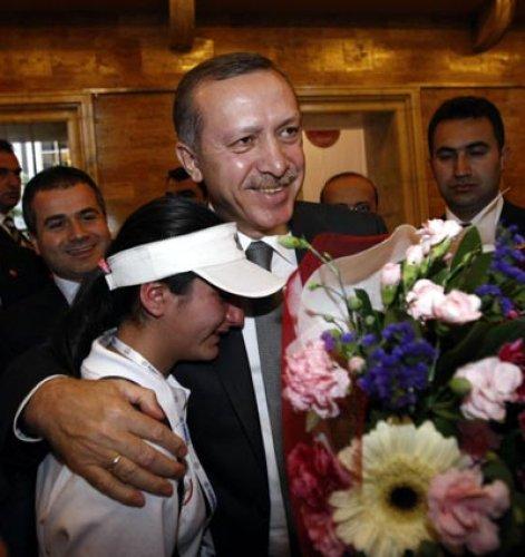 Minik öğrenciler Erdoğan'ı görünce ağladılar - Resim 1