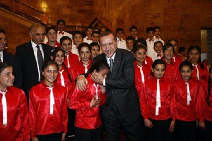 Minik öğrenciler Erdoğan'ı görünce ağladılar - Resim 2