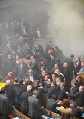 Ukrayna Parlamentosunda sis bombası  - Resim 4