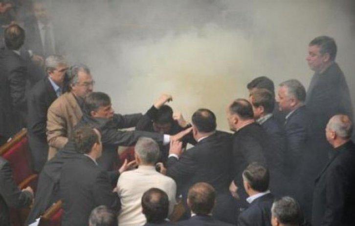Ukrayna Parlamentosunda sis bombası  - Resim 2