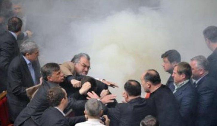 Ukrayna Parlamentosunda sis bombası  - Resim 5