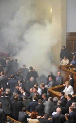 Ukrayna Parlamentosunda sis bombası  - Resim 3