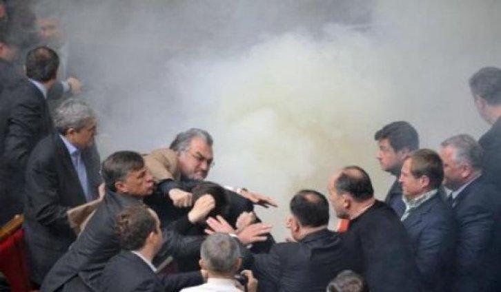 Ukrayna Parlamentosunda sis bombası  - Resim 1