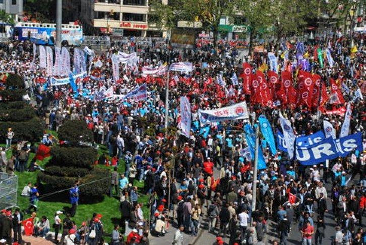 Taksim'de 1 Mayıs coşkusu - Resim 28