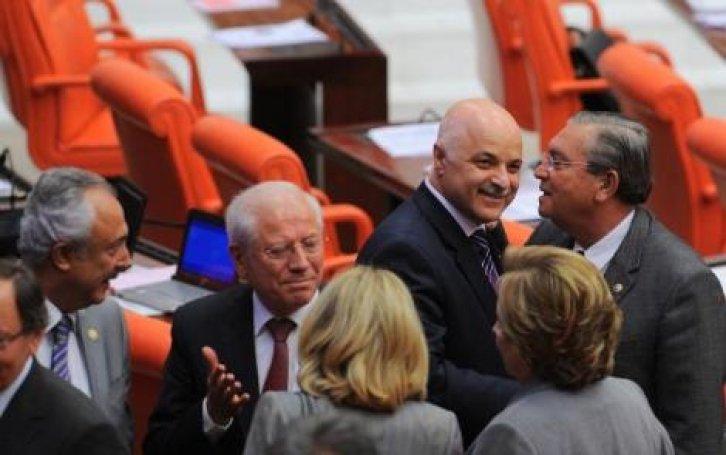 Parti kapatma oylamasında AKP'ye şok