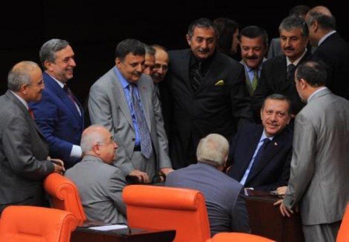 Parti kapatma oylamasında AKP'ye şok