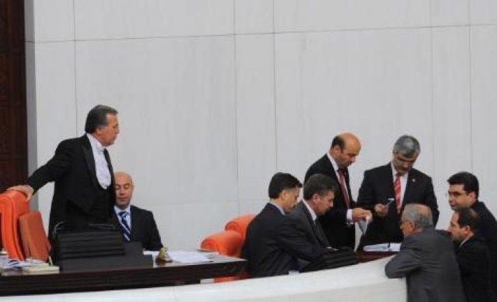 Parti kapatma oylamasında AKP'ye şok