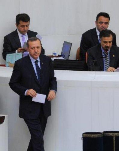 Parti kapatma oylamasında AKP'ye şok