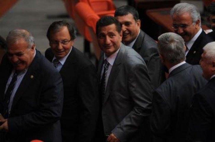 Parti kapatma oylamasında AKP'ye şok