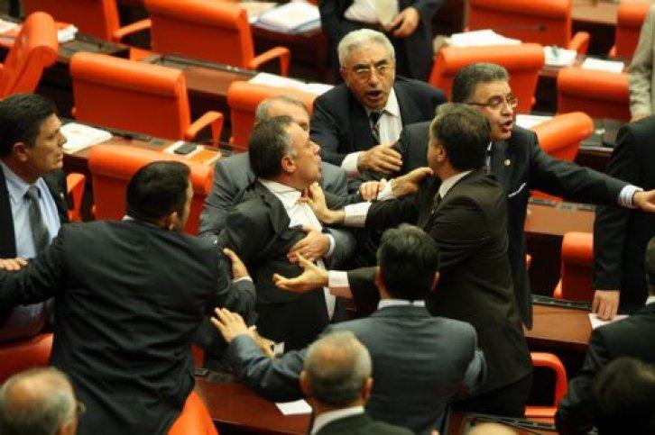 Meclis'te yumruklar konuştu - Resim 15