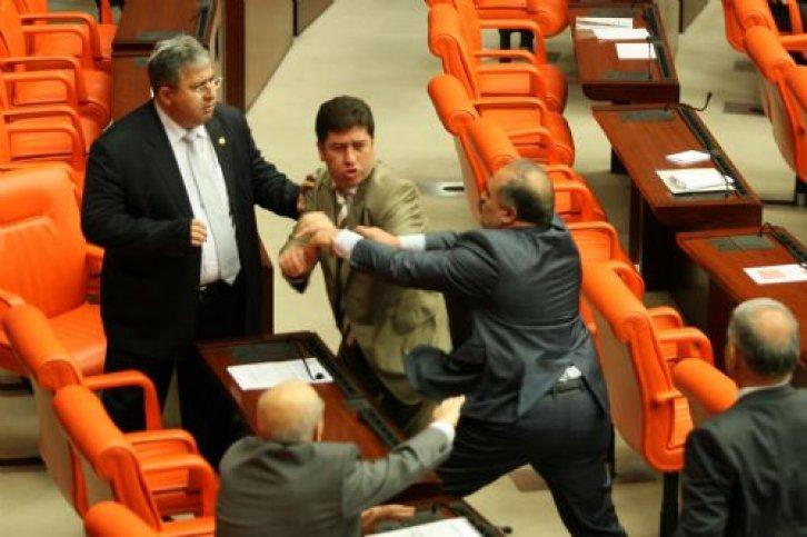 Meclis'te yumruklar konuştu - Resim 10