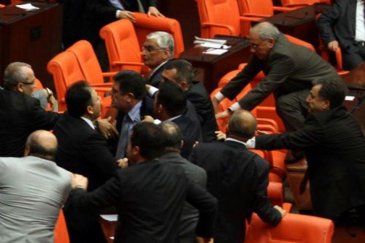 Meclis'te yumruklar konuştu - Resim 5