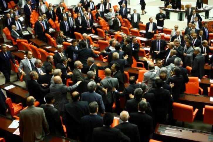 Meclis'te yumruklar konuştu - Resim 25