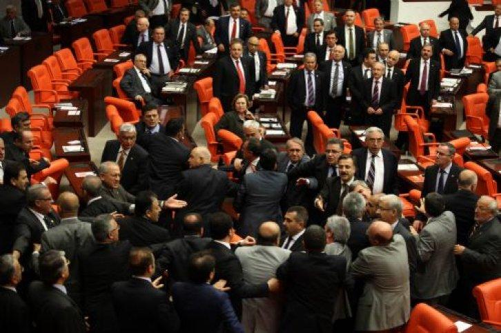 Meclis'te yumruklar konuştu - Resim 3