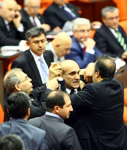 Meclis'te yumruklar konuştu - Resim 30