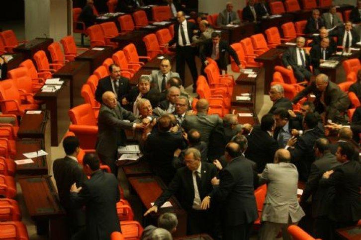 Meclis'te yumruklar konuştu - Resim 45
