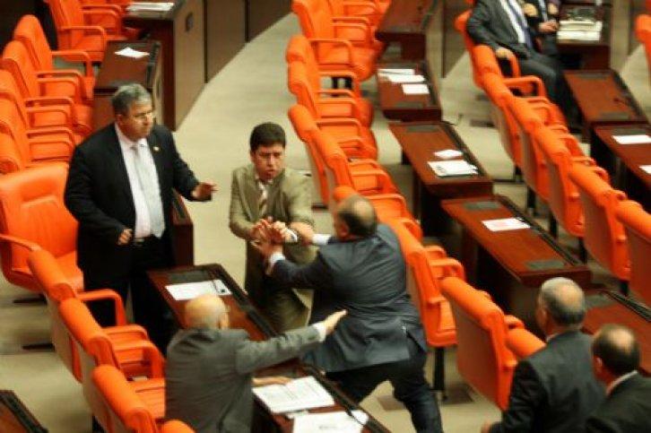 Meclis'te yumruklar konuştu - Resim 9