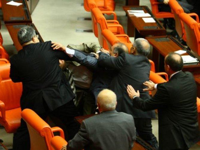 Meclis'te yumruklar konuştu - Resim 18