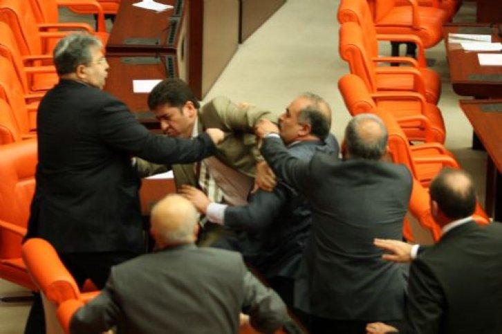 Meclis'te yumruklar konuştu - Resim 12