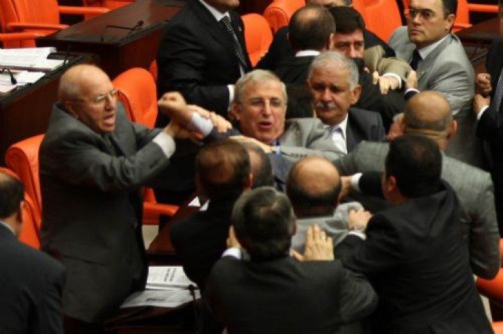 Meclis'te yumruklar konuştu - Resim 1