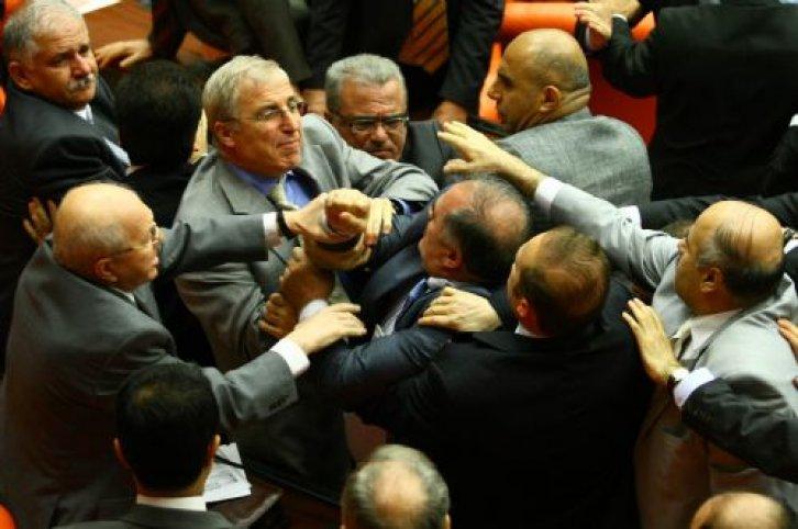 Meclis'te yumruklar konuştu - Resim 22