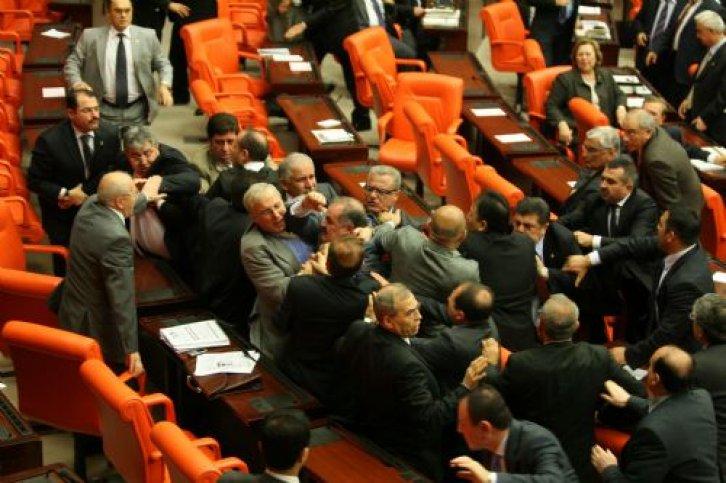 Meclis'te yumruklar konuştu - Resim 14