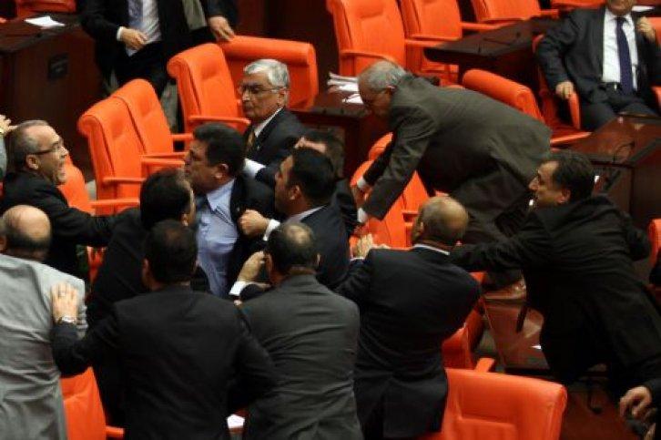 Meclis'te yumruklar konuştu - Resim 6