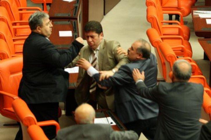 Meclis'te yumruklar konuştu - Resim 11