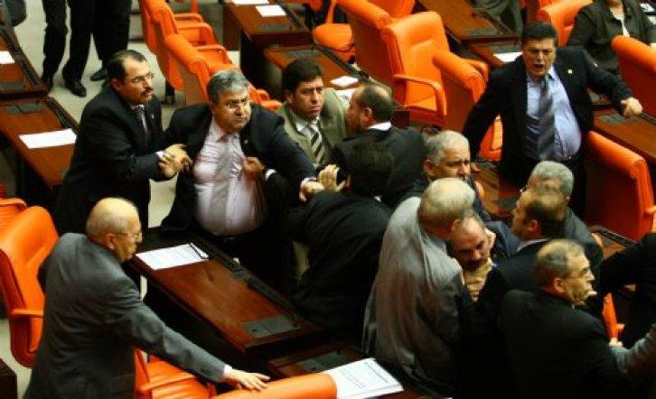 Meclis'te yumruklar konuştu - Resim 24