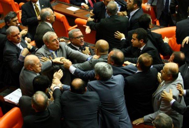 Meclis'te yumruklar konuştu - Resim 21