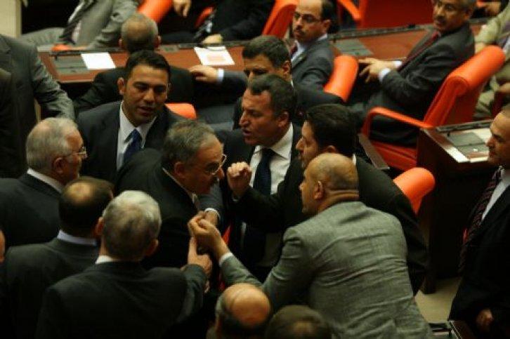 Meclis'te yumruklar konuştu - Resim 7