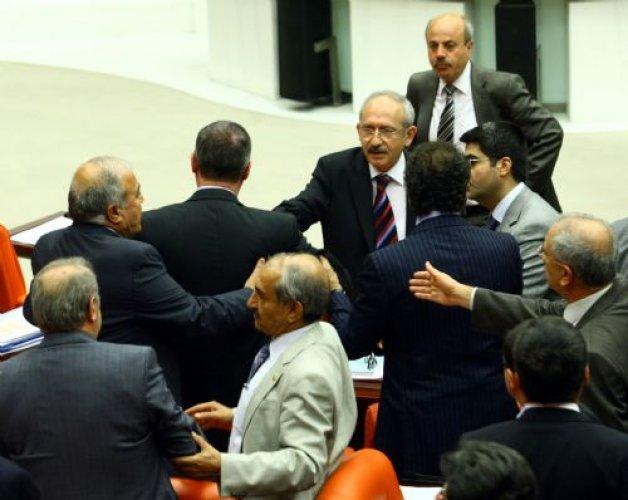 Meclis'te yumruklar konuştu - Resim 39