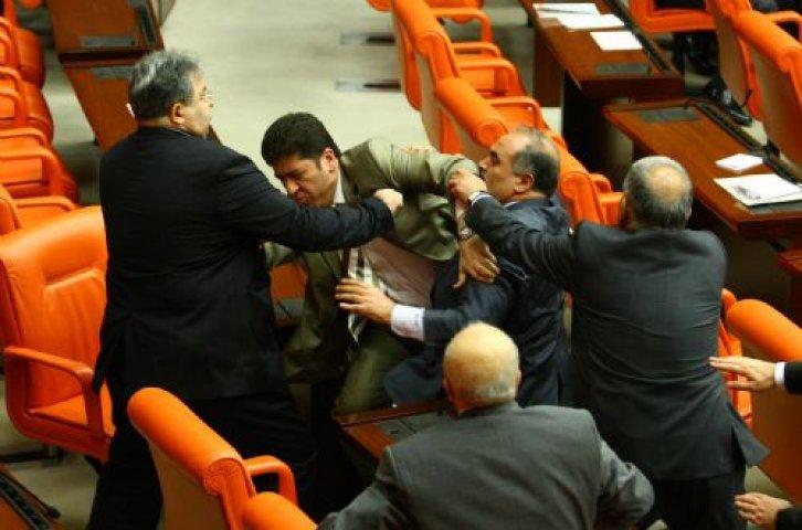 Meclis'te yumruklar konuştu - Resim 19
