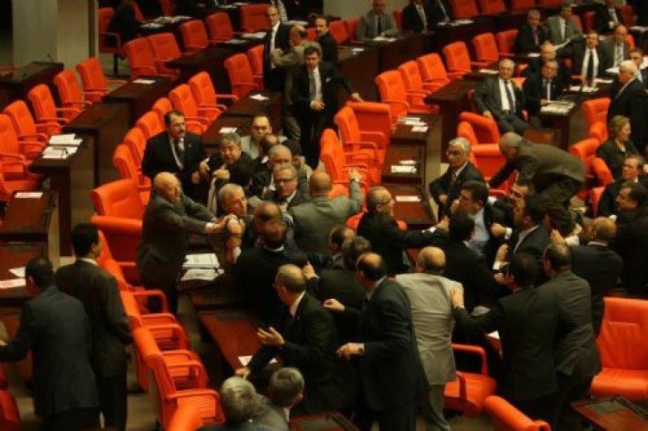 Meclis'te yumruklar konuştu - Resim 44