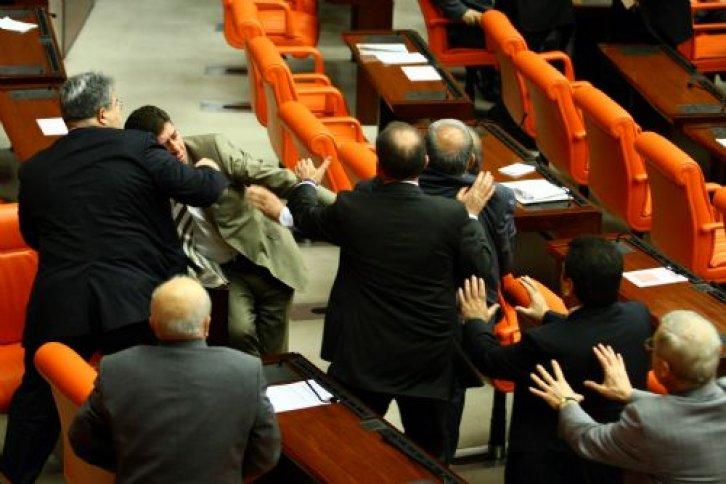 Meclis'te yumruklar konuştu - Resim 27