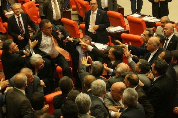 Meclis'te yumruklar konuştu - Resim 47