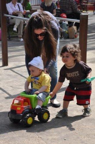 Selin Toktay çocuklarıyla 