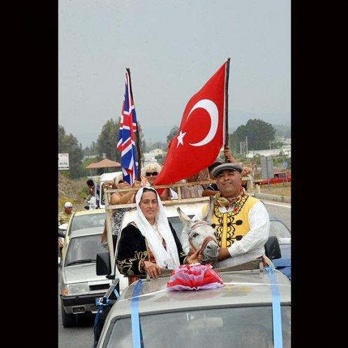 Eşeklerine davullu zurnalı düğün yaptılar - Resim 5