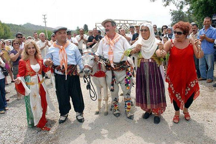 Eşeklerine davullu zurnalı düğün yaptılar - Resim 3