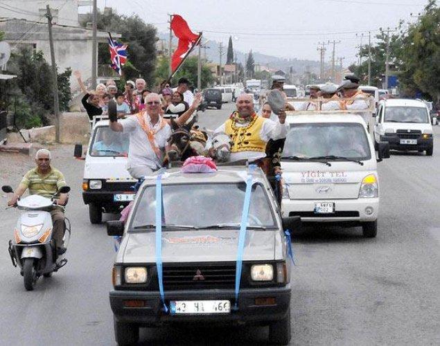 Eşeklerine davullu zurnalı düğün yaptılar - Resim 8