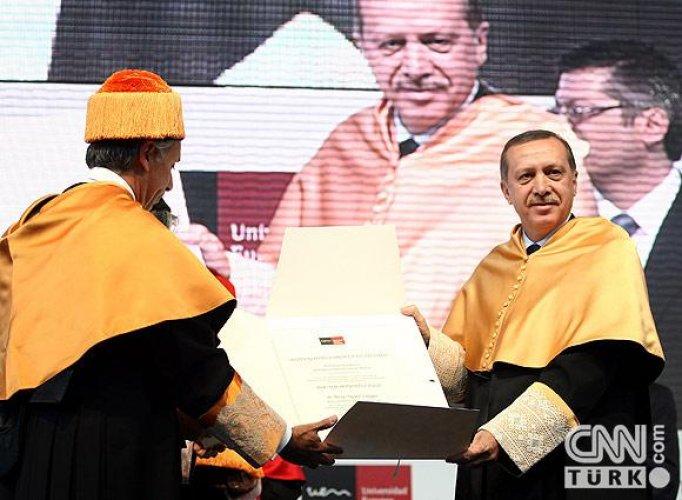 Erdoğan cübbe giydi