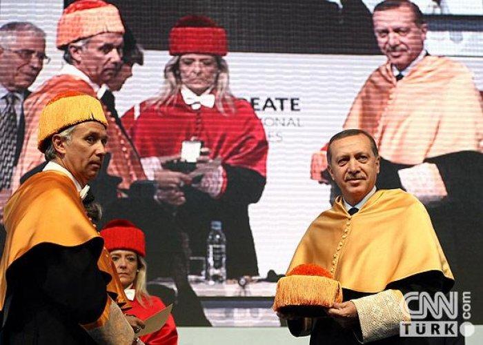 Erdoğan cübbe giydi